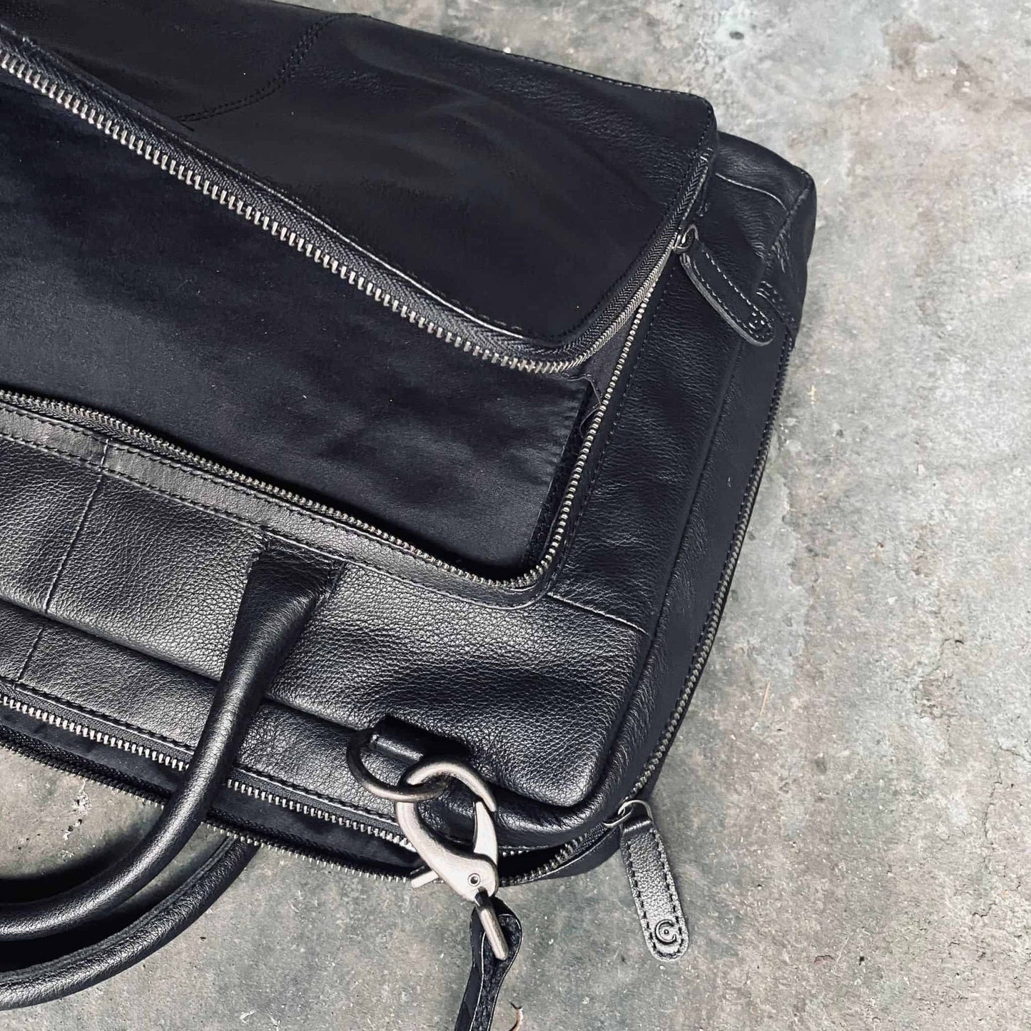 Laptop taske i sort skind med ekstra gode lommer - VIAMAJA.DK