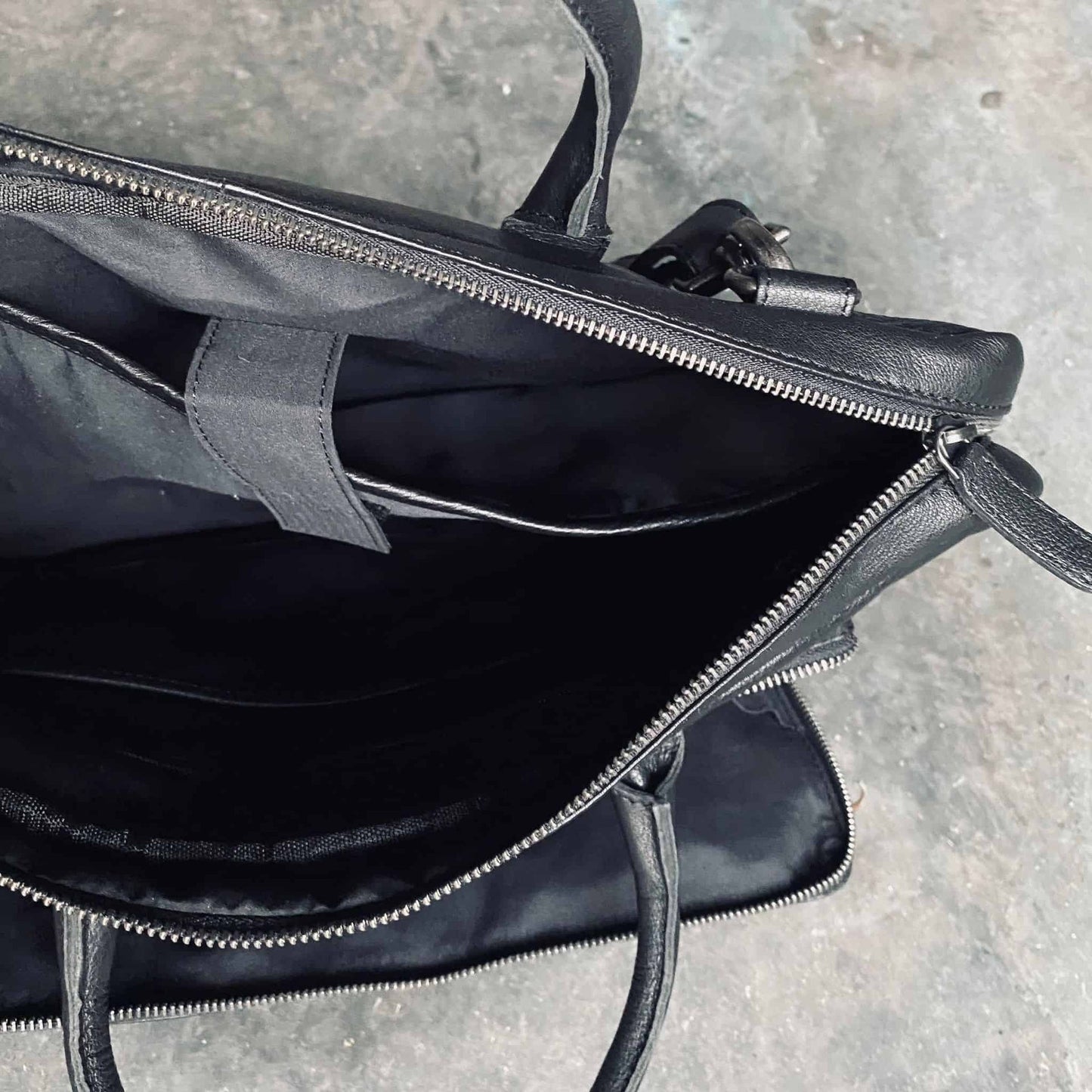 Laptop taske i sort skind med ekstra gode lommer - VIAMAJA.DK