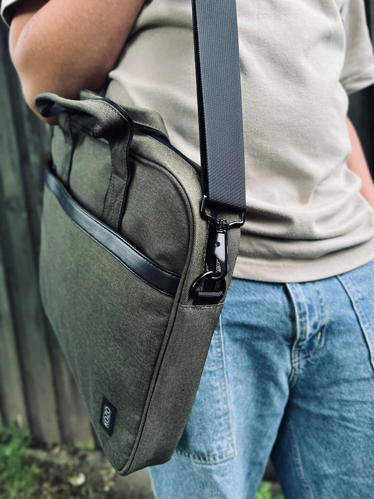 Laptoptaske Oliven - Genanvendt plastflasker - VIAMAJA.DK