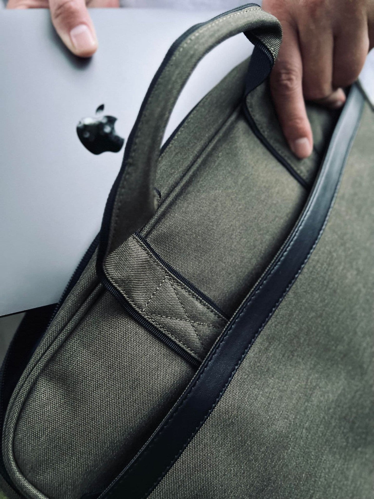 Laptoptaske Oliven - Genanvendt plastflasker - VIAMAJA.DK