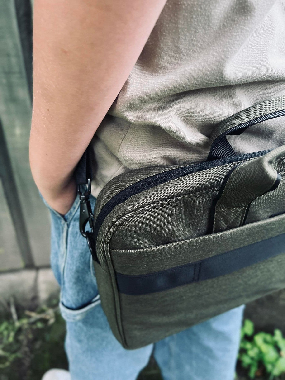 Laptoptaske Oliven - Genanvendt plastflasker - VIAMAJA.DK