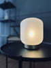 LED-Lampe aus mattiertem Glas mit Goldfuß – 2. Wahl