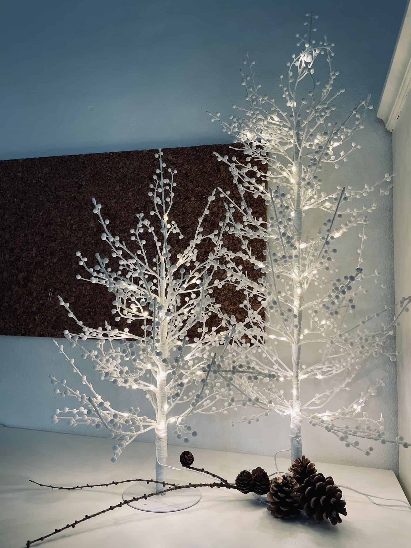 LED Træ med hvide bær - H60cm - VIAMAJA.DK