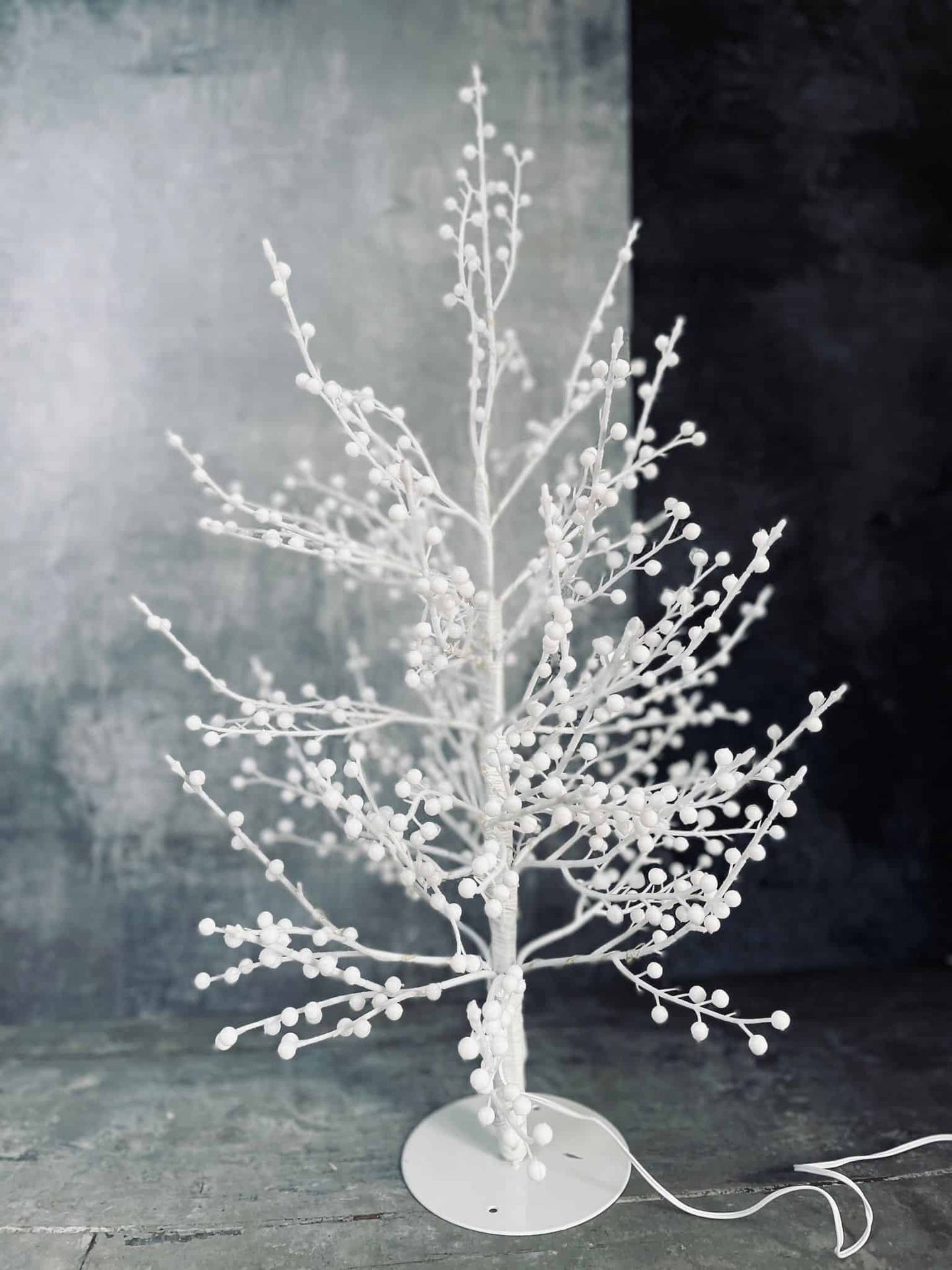 LED Træ med hvide bær - H60cm - VIAMAJA.DK