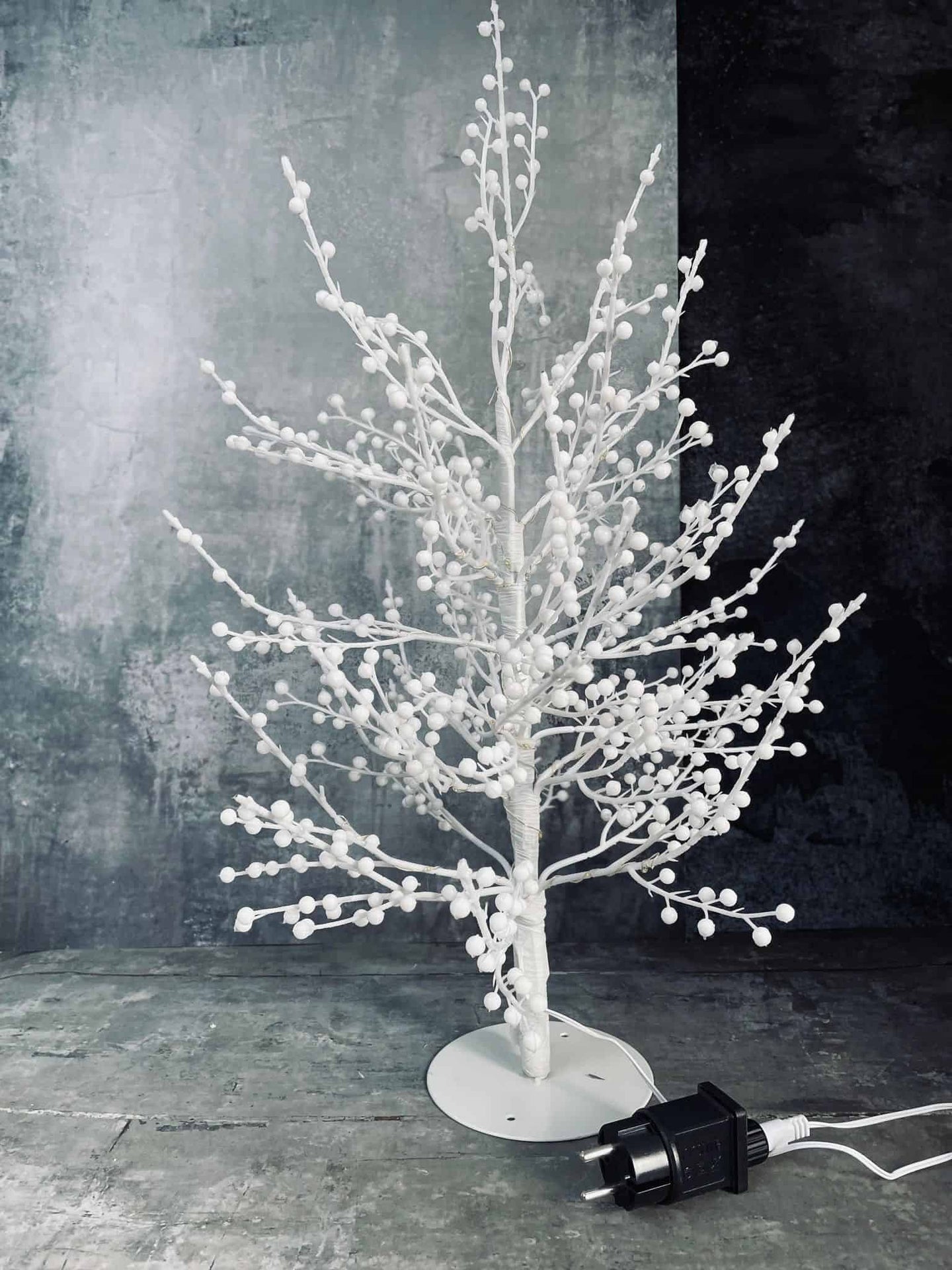 LED Træ med hvide bær - H60cm - VIAMAJA.DK