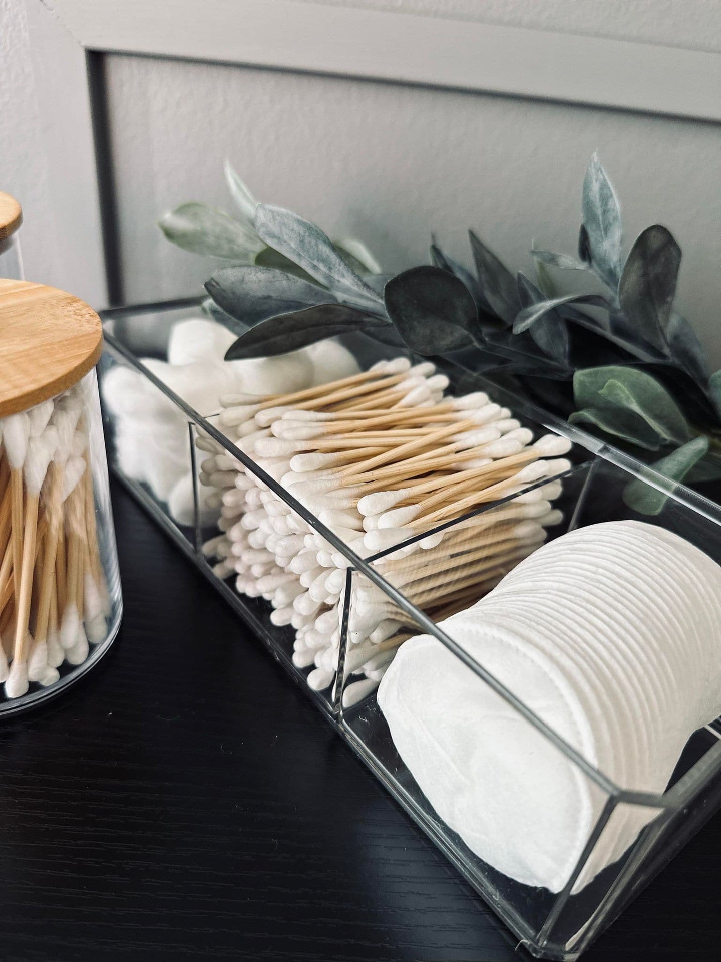 Makeup organizer i akryl med indhold - VIAMAJA.DK