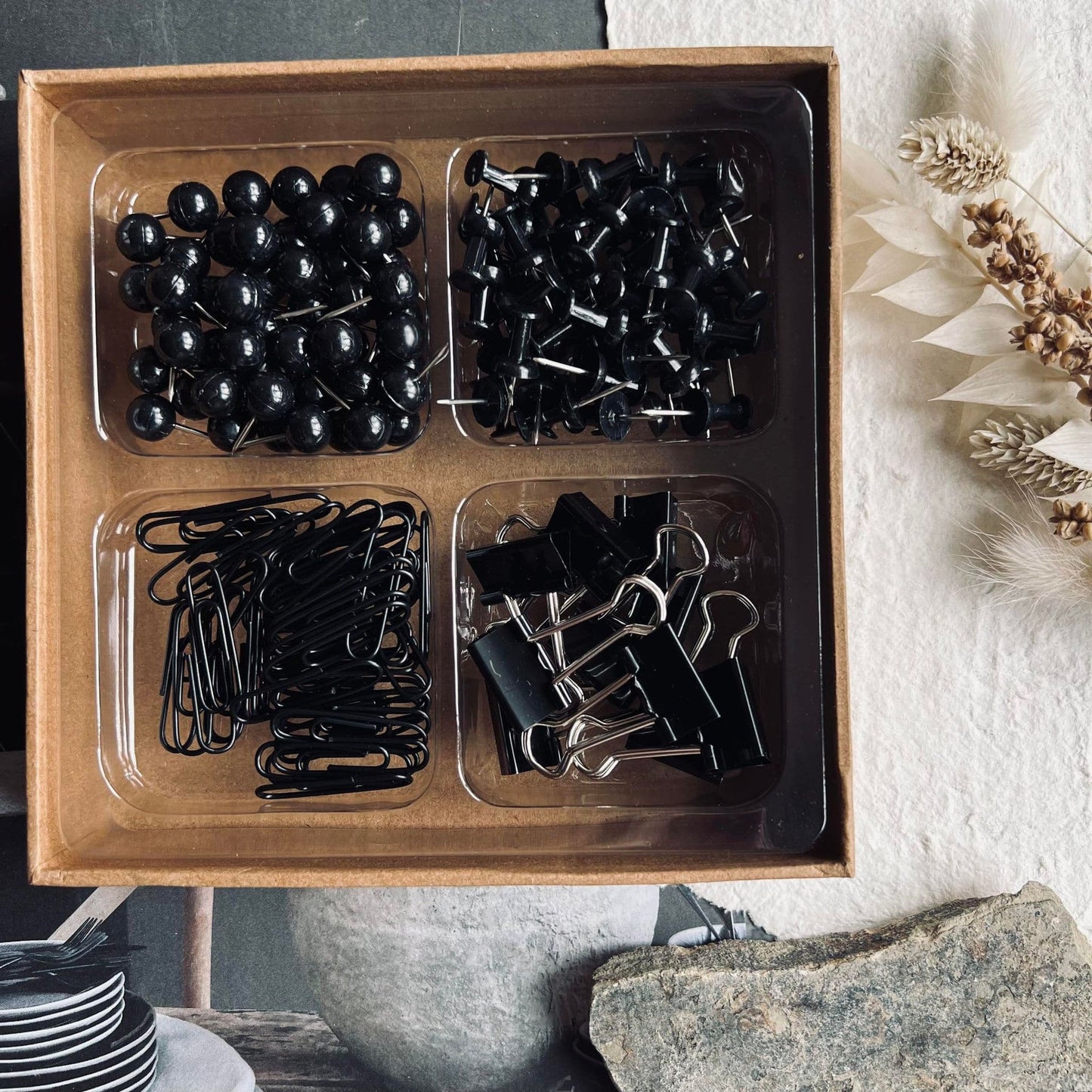 Mix kasse med tegneskifter, clips mm - Sort - VIAMAJA.DK