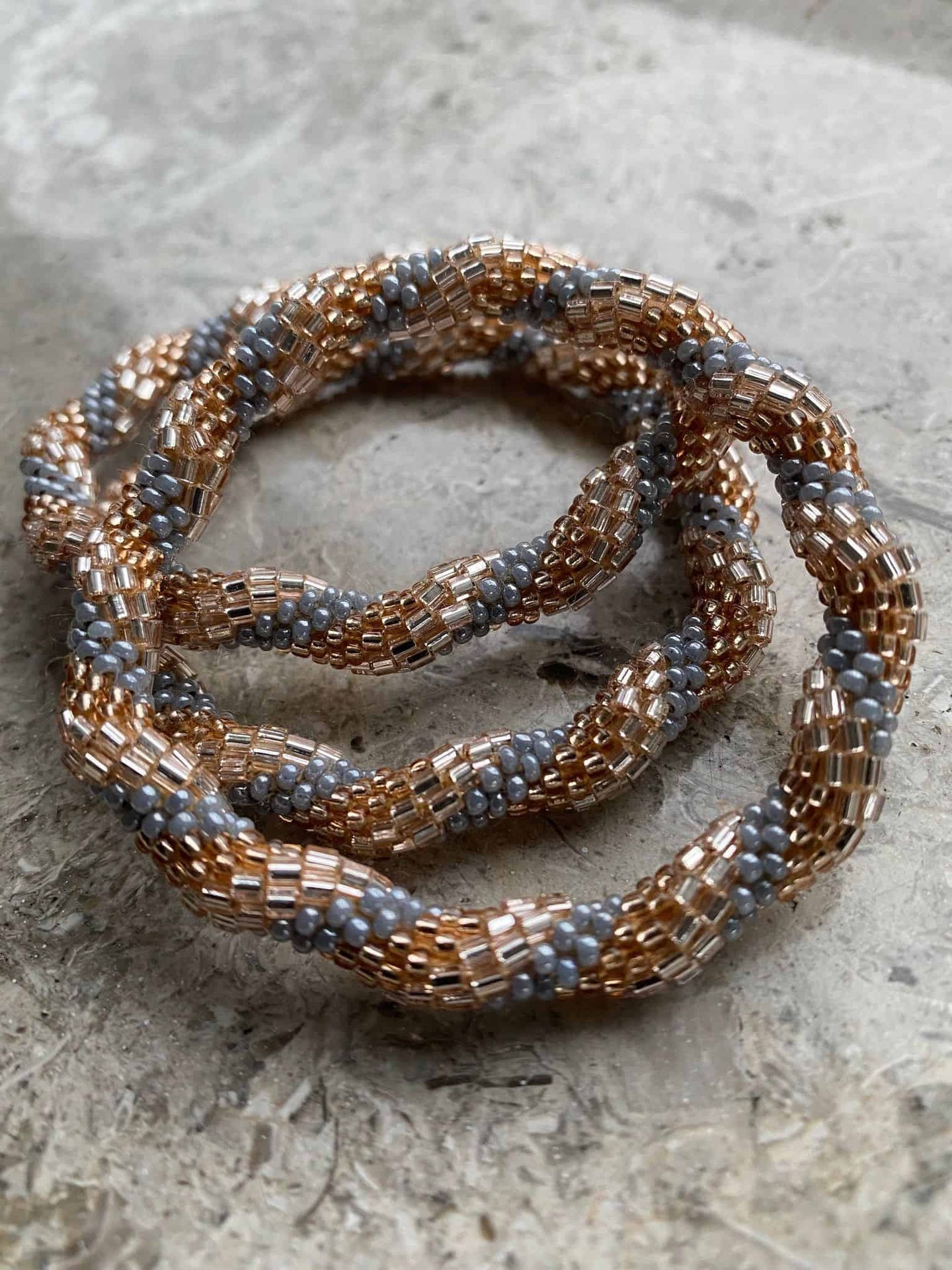 Nepal armbånd - Gylden snoet - VIAMAJA.DK