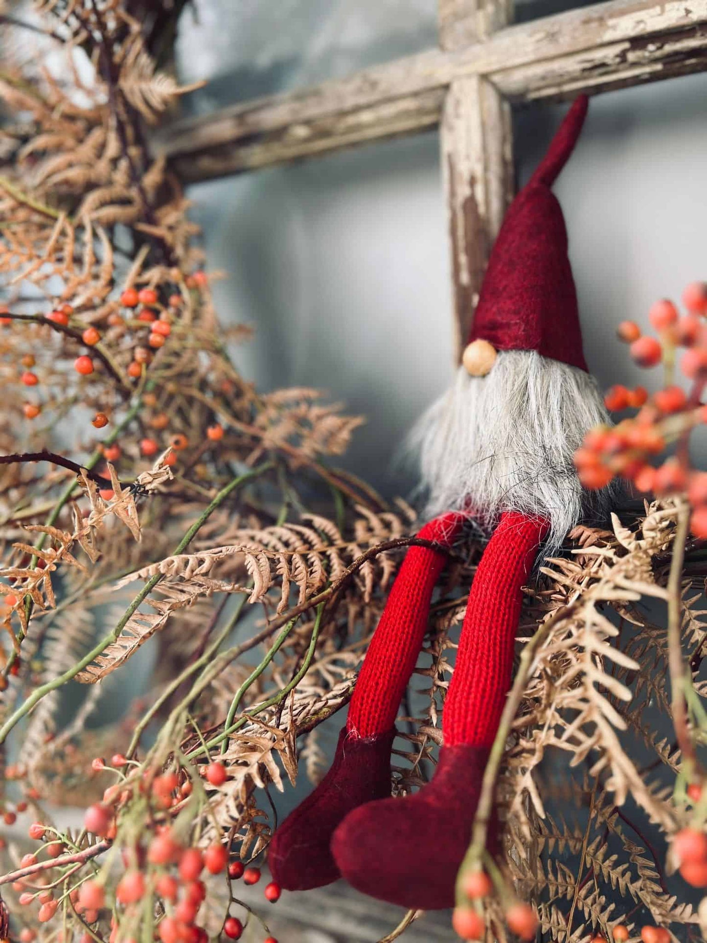 Nisse med lange ben - Julerød filt 32cm - VIAMAJA.DK