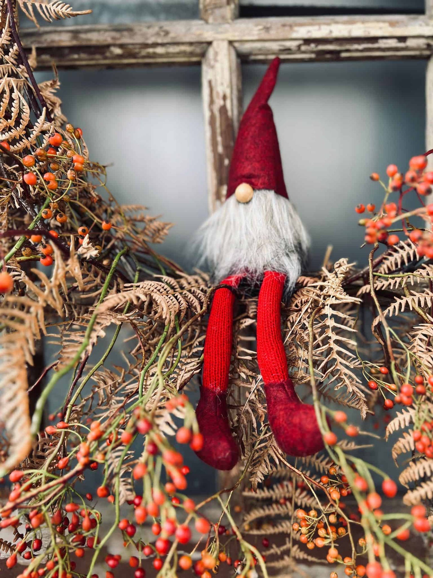 Nisse med lange ben - Julerød filt 32cm - VIAMAJA.DK