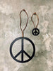Peace-Zeichen mit Lederschnur - Large