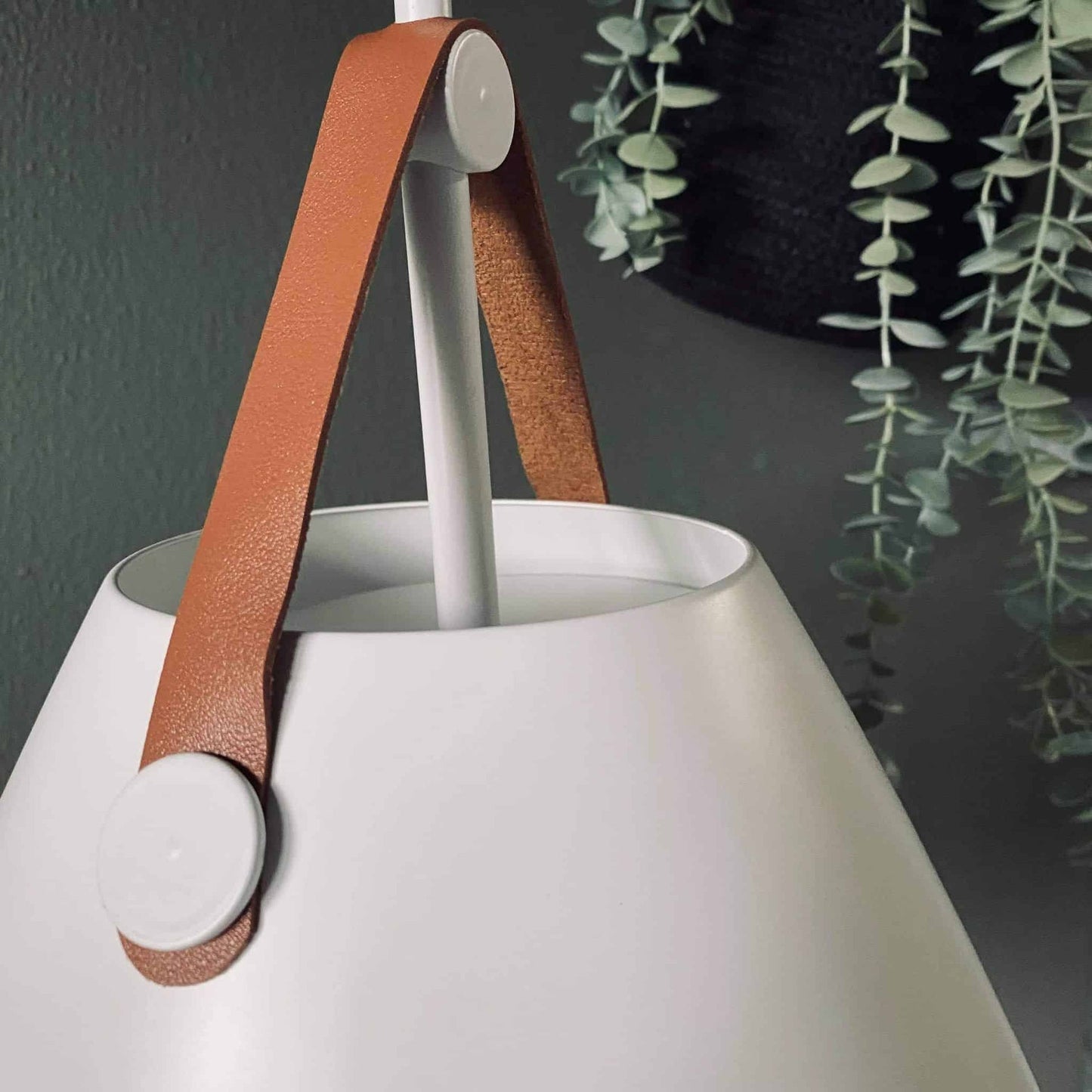 Pendel med strop – Hvid metal - VIAMAJA.DK