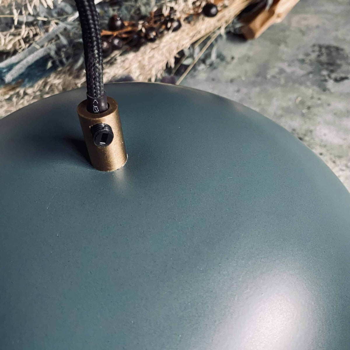 Pendel - petroleumsblå og messing - VIAMAJA.DK
