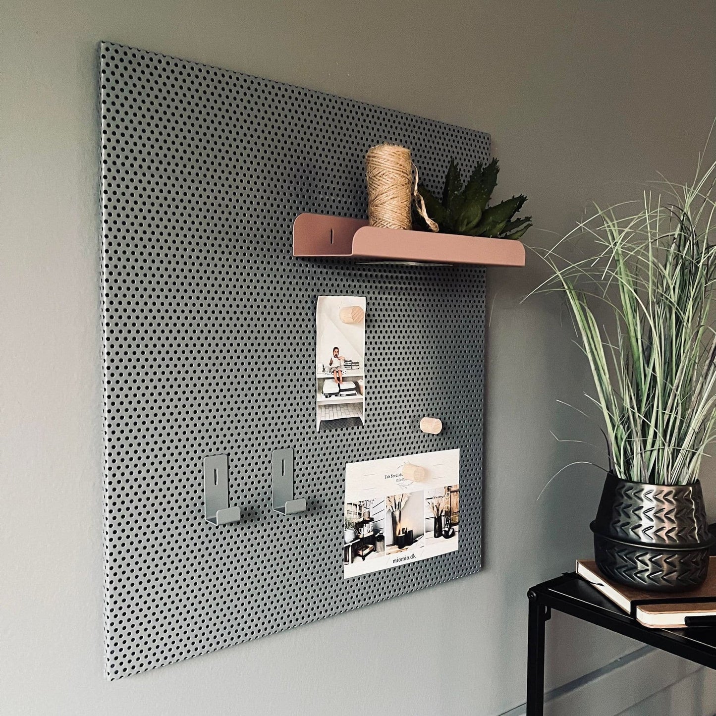Tavle med hylde, kroge og magneter - Grå med rosa - VIAMAJA.DK