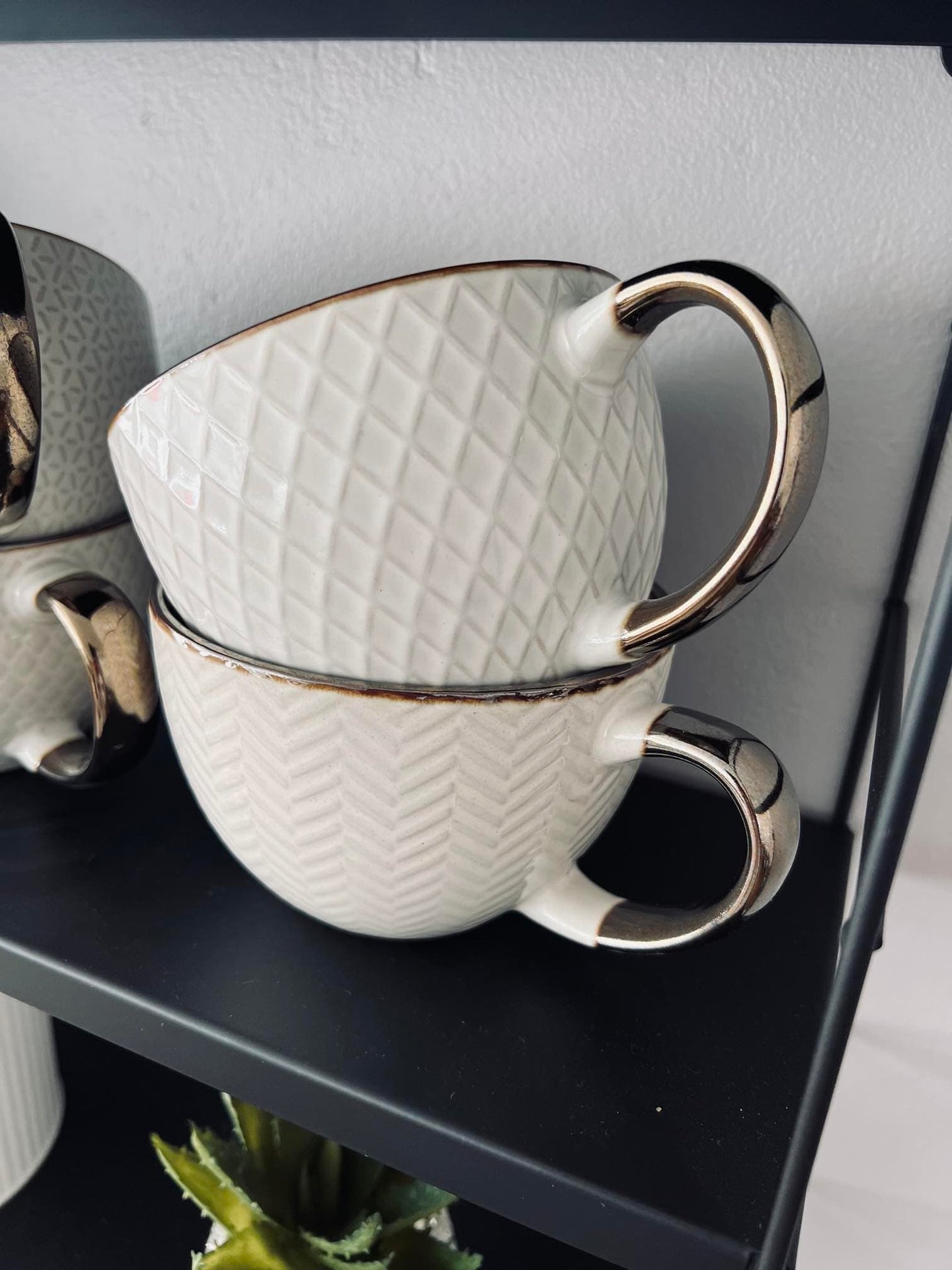 Tekop hvid porcelæn med guld hank – Mix - VIAMAJA.DK