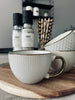 Teetasse aus weißem Porzellan mit goldenem Henkel – Mix