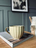 Teetasse mit goldenem Henkel – Gelb