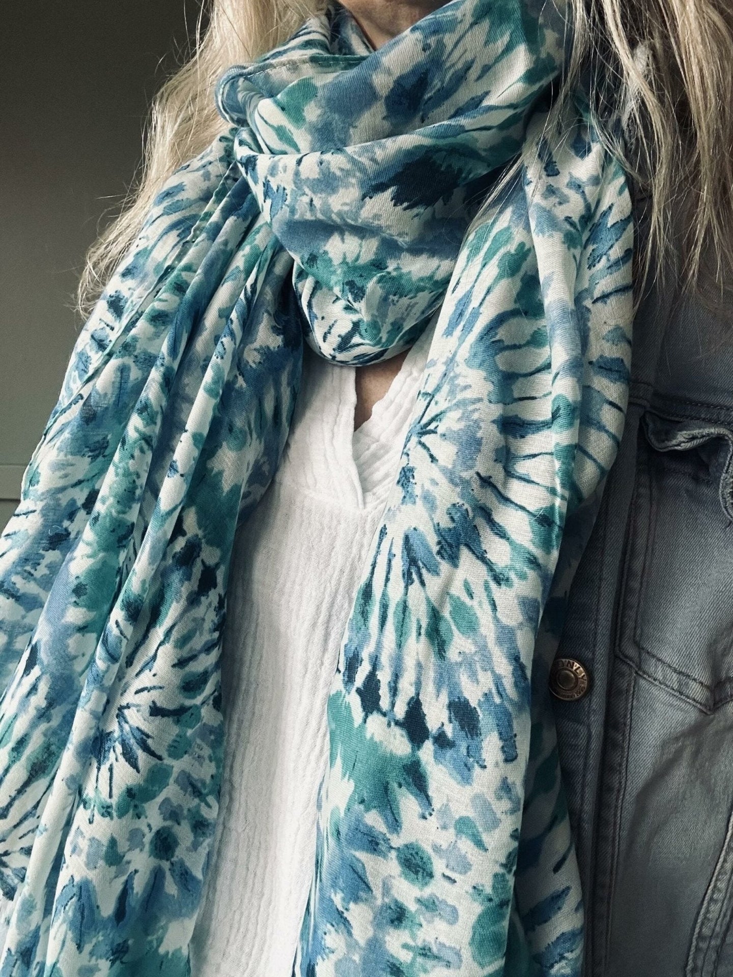 Tørklæde Blue batik - VIAMAJA.DK