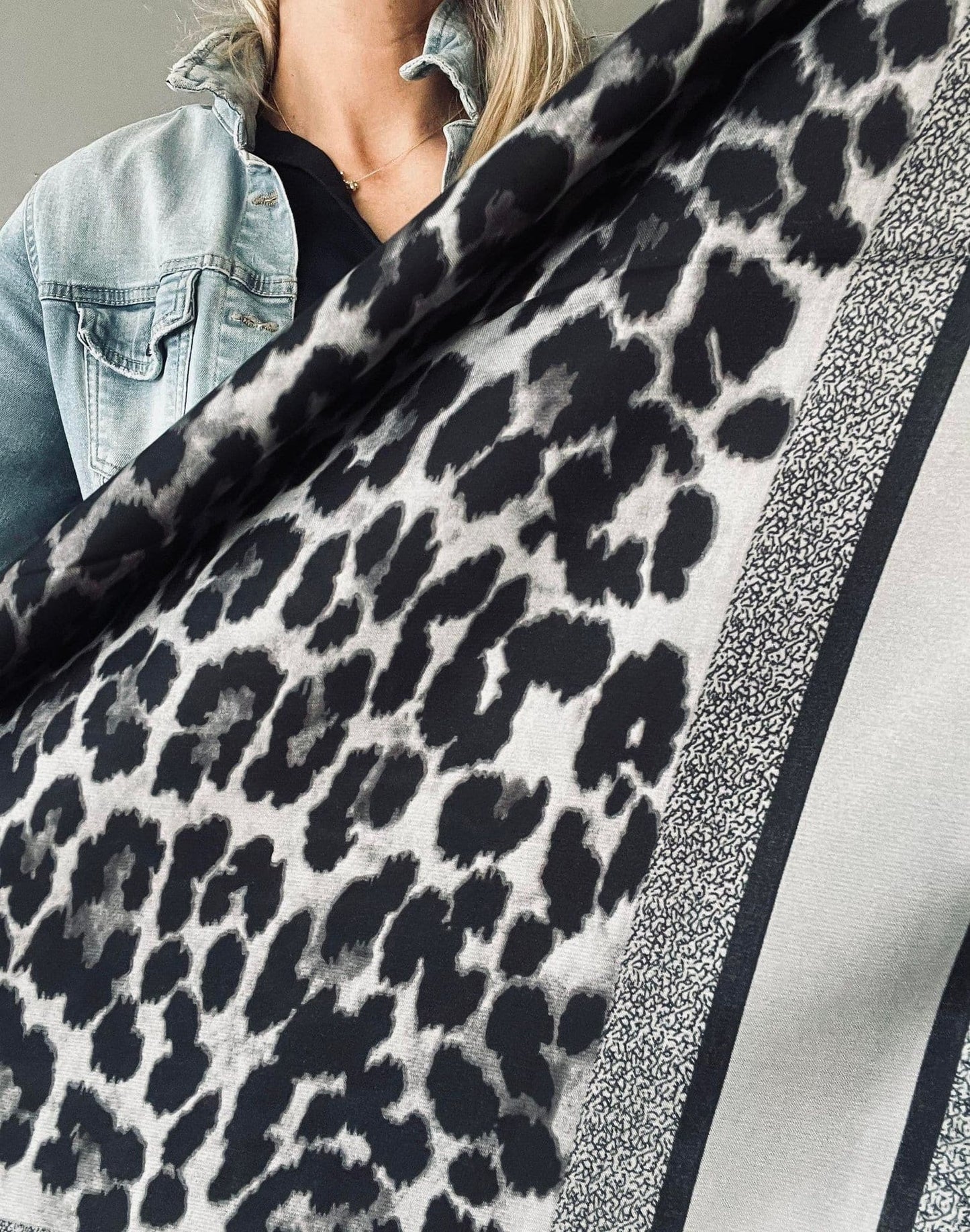 Tørklæde Grey Leo Silk - 70x70 - VIAMAJA.DK
