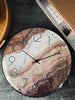 Uhr im Marmor-Look - Braune Nuancen
