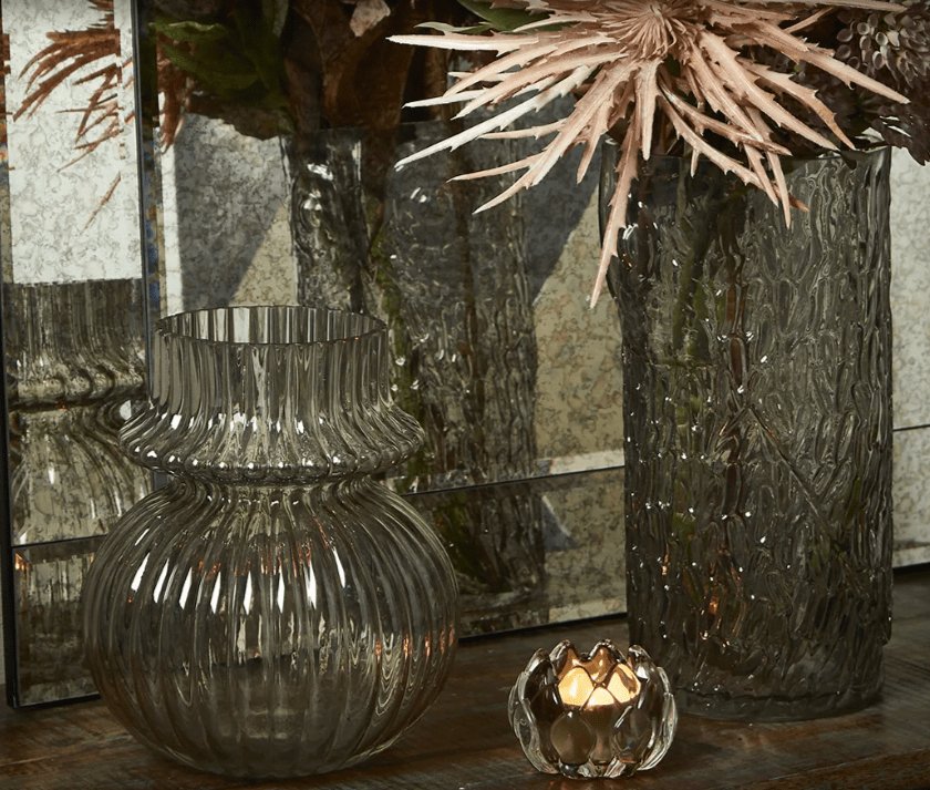 Vase med riller - Røgfarvet glas - VIAMAJA.DK