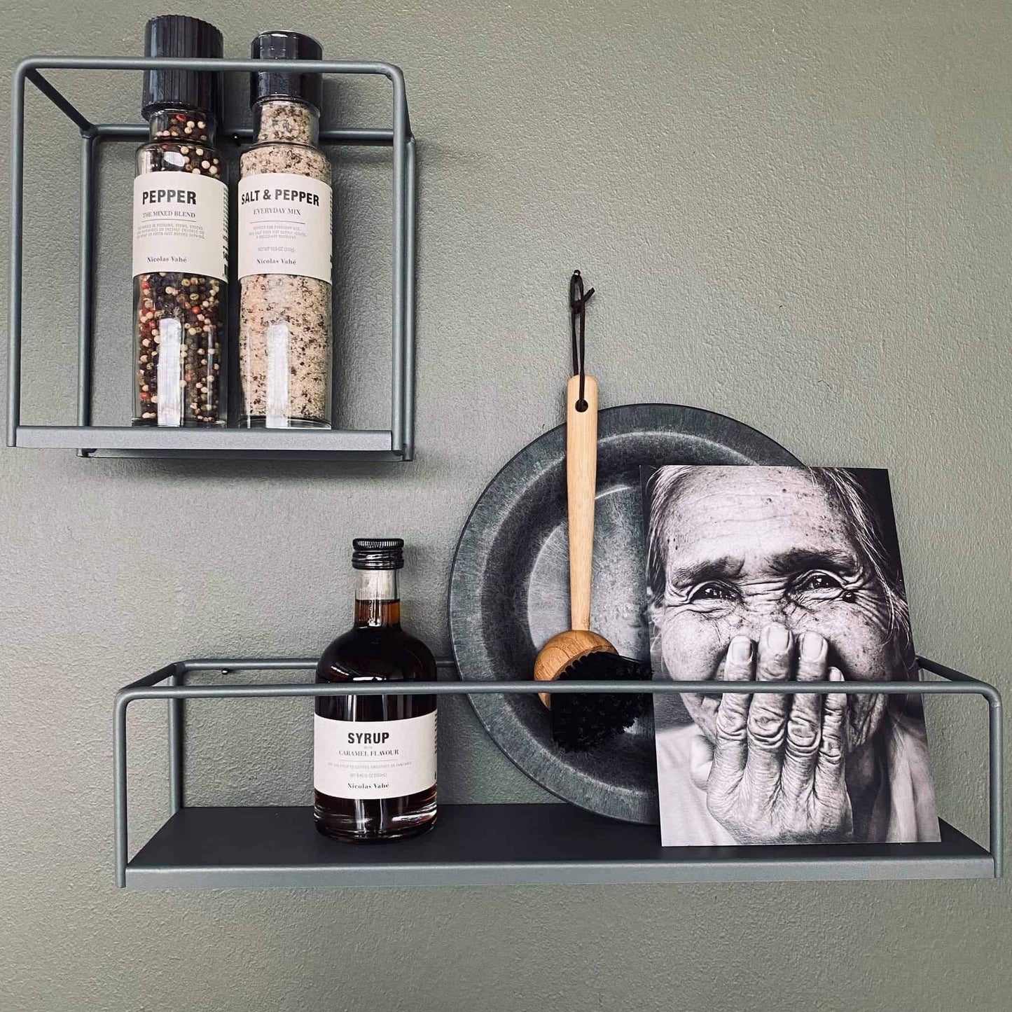 VIAMAJA Gallerihylde / køkkenhylde – Grå - VIAMAJA.DK