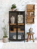 Vitrinenschrank aus Metall mit 2 Holzregalen
