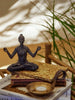 YOGA in dunklem Harz