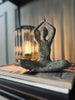 Yoga-Frau - Grau